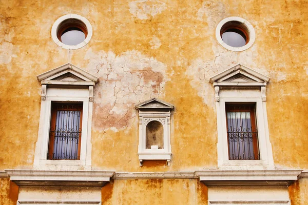 Детали о окнах, Венеция, Италия — стоковое фото