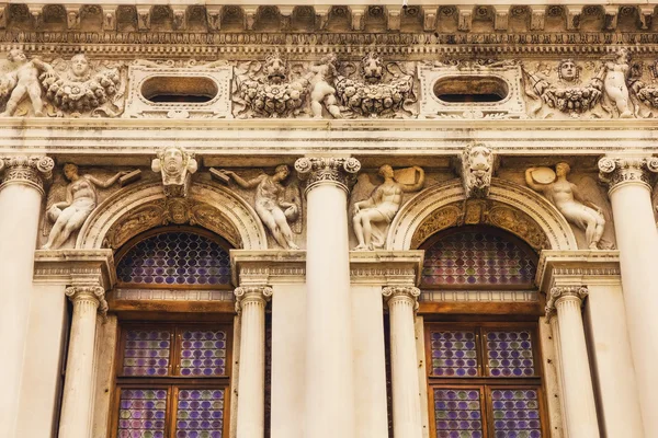 Die detaillierten Fenster der Nationalbibliothek von st mark 's (biblioteca marciana), Venedig, Italien — Stockfoto