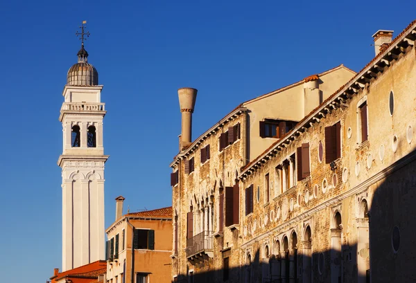 El campanario de la iglesia de San Giorgio dei Greci, Venecia, Italia — Foto de Stock