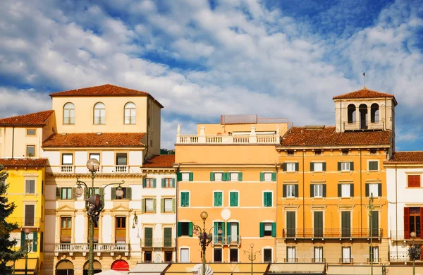 Piazza sutyen çevreleyen Verona mimarisi