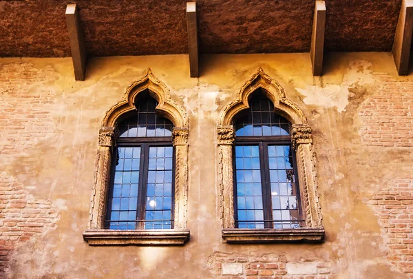 Windows Júlia house, Verona. Olaszország — Stock Fotó