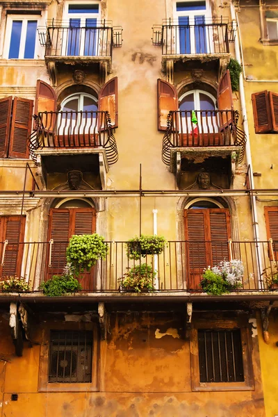 Window details of generic Verona architecture, Italy — Stock Photo, Image