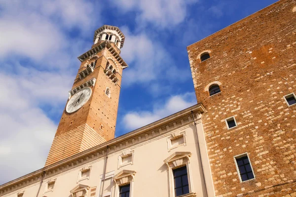 Torre dei lamberti στην piazza delle erbe, Βερόνα, Ιταλία — Φωτογραφία Αρχείου