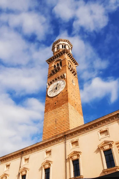 Torre dei lamberti v piazza delle erbe, verona, Itálie — Stock fotografie