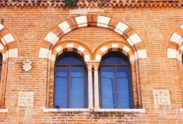 Детали окон Дома купцов, Верона, Италия — стоковое фото