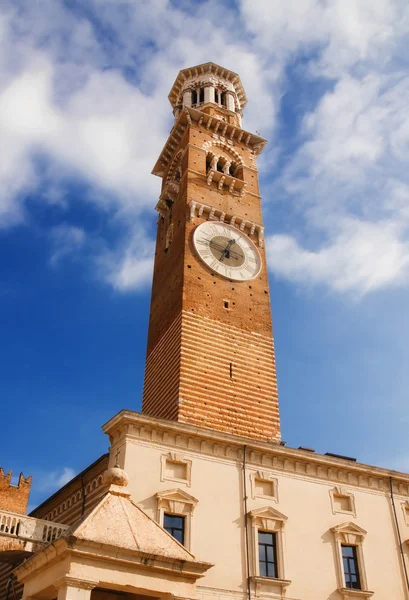 Torre dei lamberti v piazza delle erbe, verona, Itálie — Stock fotografie