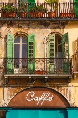 Bir Cafe Mazzanti parçası evler Verona, İtalya - 25 Ekim 2014