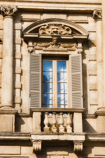 Παράθυρο λεπτομέρειες του Palazzo Maffei, Βερόνα, Ιταλία — Φωτογραφία Αρχείου