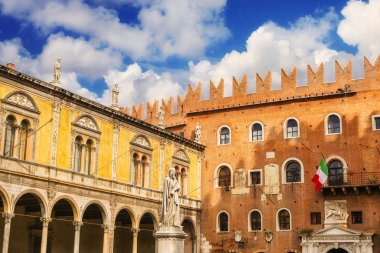 Dante Alighieri heykelinin Piazza dei Signori, Verona, İtalya