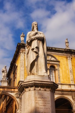 Dante Alighieri heykelinin Piazza dei Signori, Verona, İtalya