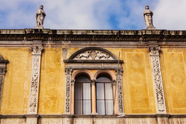 Pencere ayrıntılarını Loggia del Consiglio, Verona, İtalya