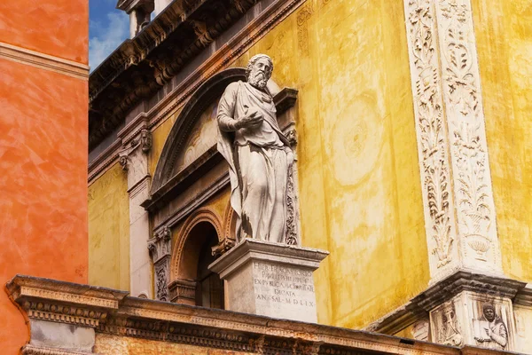 Loggia del Consiglio Verona, İtalya arasındaki Casa della Pieta heykeli — Stok fotoğraf