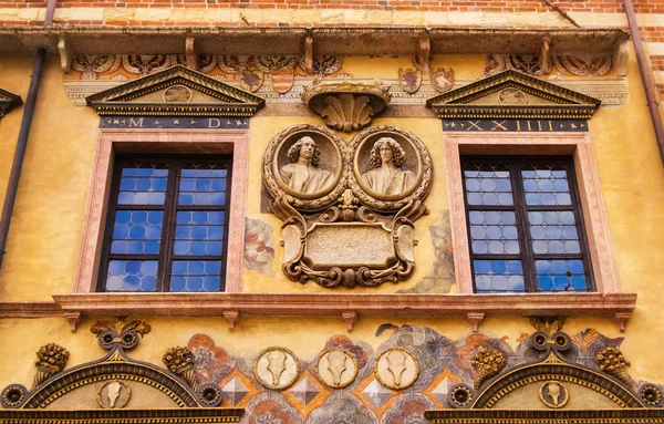 Flachrelief an der Wand des Palazzo ragione auf der Piazza dei signori in Verona, Italien — Stockfoto