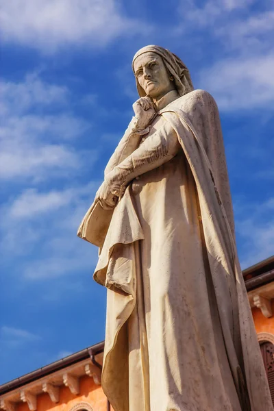 Dante Alighieri heykelinin Piazza dei Signori, Verona, İtalya — Stok fotoğraf