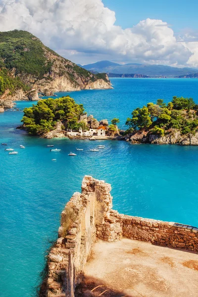 O Islet de Virgin Mary, Parga, Greece como visto das paredes do castelo — Fotografia de Stock