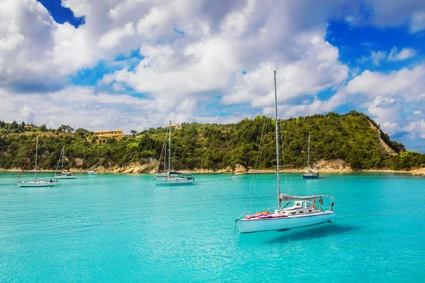 Voiliers à Lakka Bay, île de Paxos, Grèce — Photo