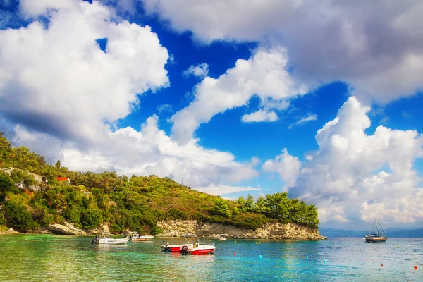 Barche nel villaggio di Loggos, isola di Paxos, Grecia — Foto Stock