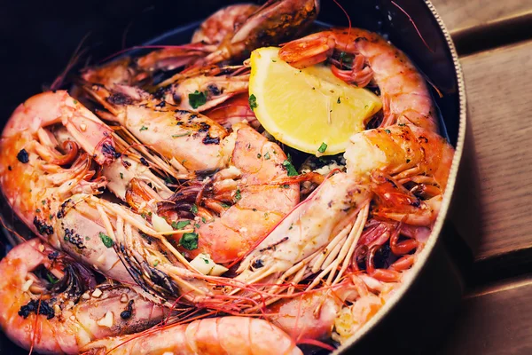 Fresh Adriatic shrimp served in buzara sauce (shallow dof) — Stock Photo, Image