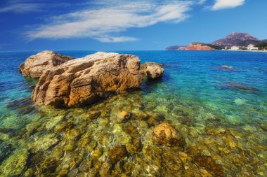 Bir kaya denizin, Sutomore beach, Karadağ