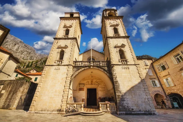 Ευρεία γωνία φωτογραφία από το καθεδρικό ναό του St Τρύφων σε Κοτόρ, Μαυροβούνιο (Απρίλιος 10 2015) — Φωτογραφία Αρχείου