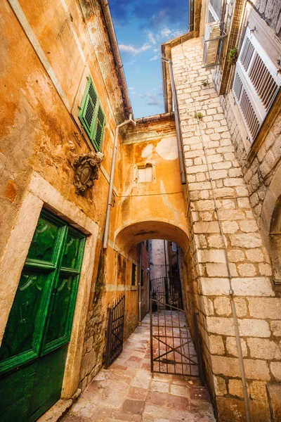 A wide angle shot of generic architecture in Kotor Old Town, Montenegro — Stock Photo, Image