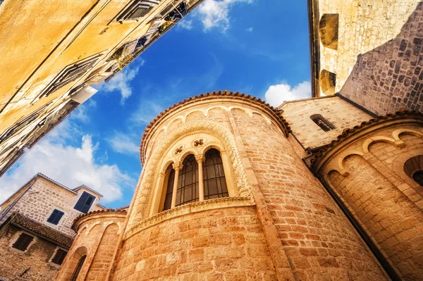 Široký úhel záběru kostela ve staré město Kotor, Černá Hora — Stock fotografie