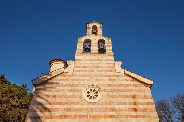 Budva óvárosa, Montenegro, napnyugtakor a Szentháromság templom — Stock Fotó