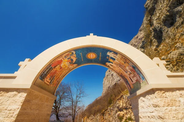 Kolostor Ostrog-Montenegró (felső templom boltíves ajtó részlete) — Stock Fotó