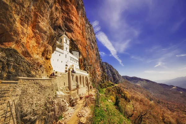 Монастиря Острог в Чорногорії - Санкт Vasilije Ostroski (Верхня церква) — стокове фото