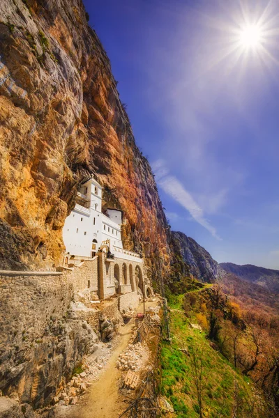 Mosteiro de Ostrog em Montenegro - St. Vasilije Ostroski (igreja superior ) — Fotografia de Stock