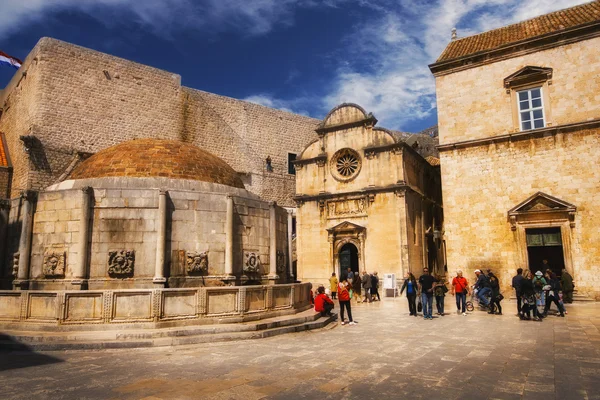 Big Onofrio Fountain and St. Saviour Church in Dubrovnik, Croatia, April 12, 2015 — Stock Photo, Image