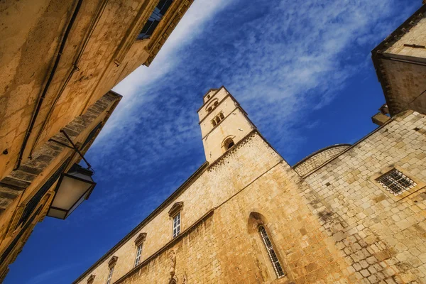 Široký úhel pohledu františkánského kláštera v Dubrovníku (Chorvatsko) z ulice Stradun — Stock fotografie