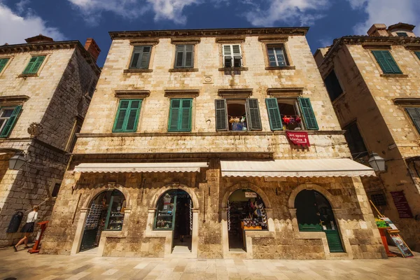 Un plan grand angle de l'architecture entourant la rue Stradun à Dubrovnik, Croatie, 14 avril 2015 — Photo