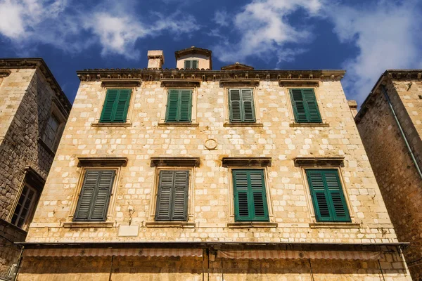 A wide angle shot of the architecture surrounding Stradun street in Dubrovnik, Croatia — Stock Photo, Image