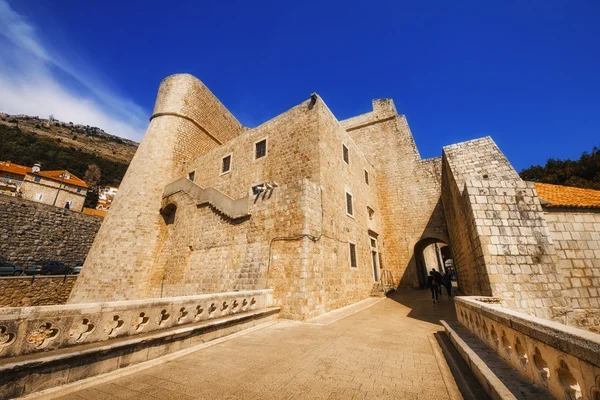 Um tiro de ângulo largo das paredes da cidade velha de Dubrovnik perto do portão de Ploce — Fotografia de Stock