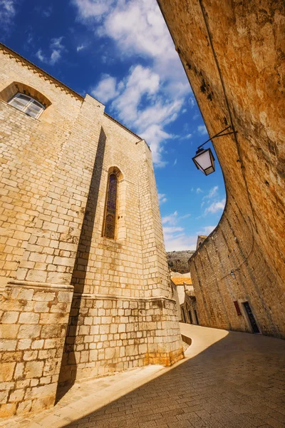 Un plan grand angle de l'architecture générique de la vieille ville de Dubrovnik — Photo
