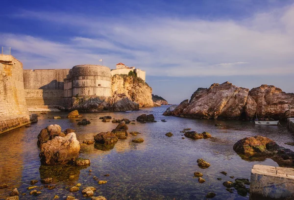 Dubrovnik muralhas da cidade velha ao pôr do sol — Fotografia de Stock