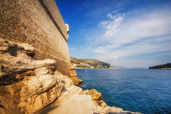 BUZA strandtól, a dubrovniki óváros falaitól — Stock Fotó