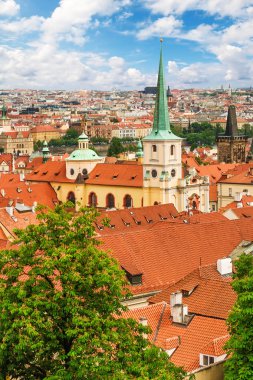 Şehir Prag Kalesi Hradcany içinde görüldüğü gibi Prag,