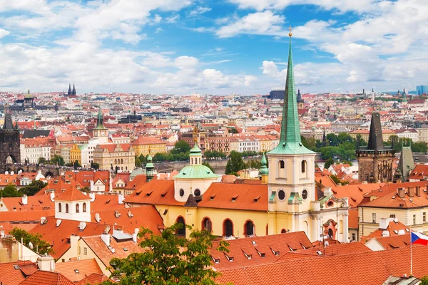 Staden Prag, sett från Pragborgen i Hradcany — Stockfoto