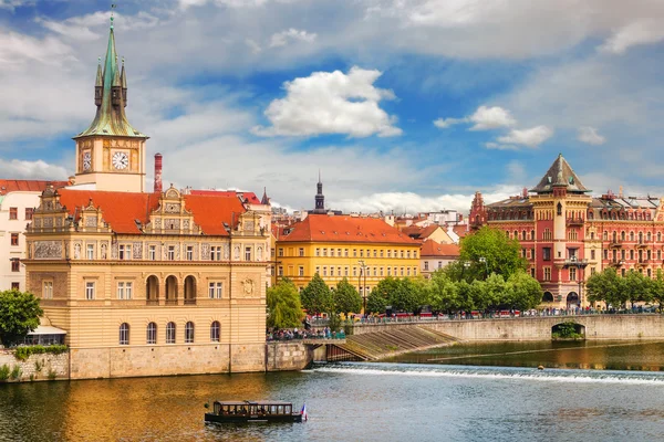 Pohled na Vltavu z Karlova mostu s smetanovo muzeum v popředí — Stock fotografie