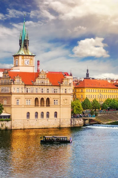 A view of the Vltava river from Charles Bridge with Smetana museum in the foreground — Stock Photo, Image
