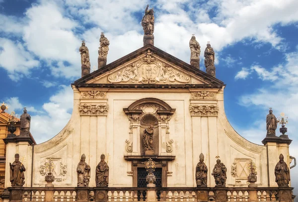 Fassadendetails der St.-Erlöser-Kirche, Prag — Stockfoto