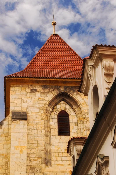 Una iglesia en el pequeño barrio de Praga — Foto de Stock