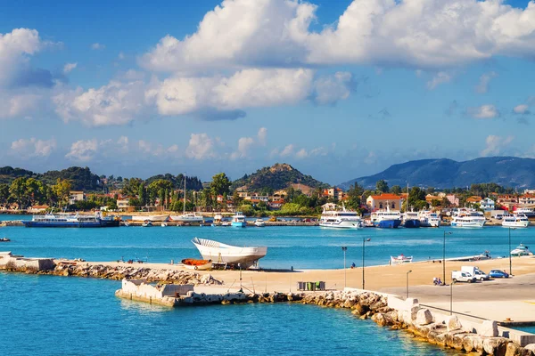 Zakynthos cidade pela manhã, como visto do porto — Fotografia de Stock