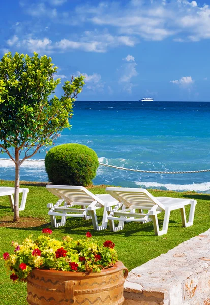 Cadeiras de estar em uma praia privada em Argassi, Zakynthos — Fotografia de Stock