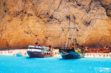Yolcu gemilerine turistlerle dolu Navagio beach, Zakynthos Island, Yunanistan - 13 Temmuz 2015 bağlantılı.