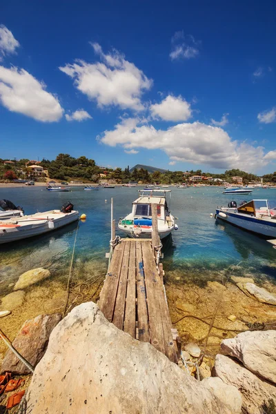 Barcos em Laganas porto na ilha de Zakynthos, Grécia — Fotografia de Stock