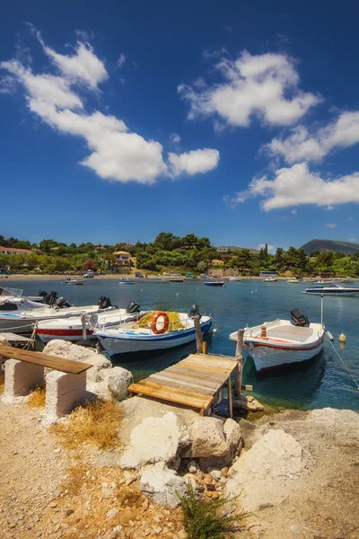 Barcos em Laganas porto na ilha de Zakynthos, Grécia — Fotografia de Stock