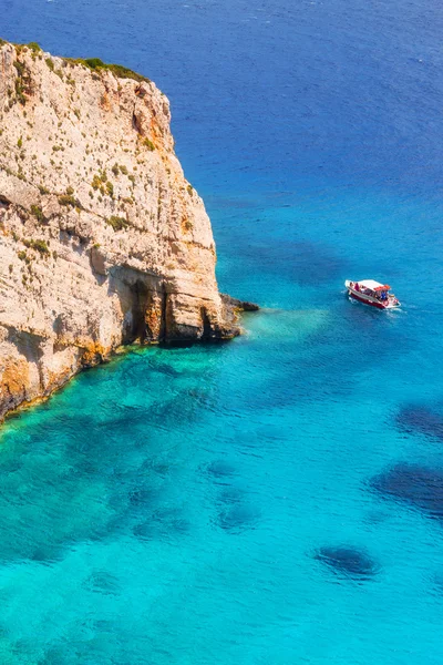 Nahaufnahme der blauen Höhlen auf der Insel Zakynthos, vom Aussichtspunkt Skinari aus gesehen — Stockfoto